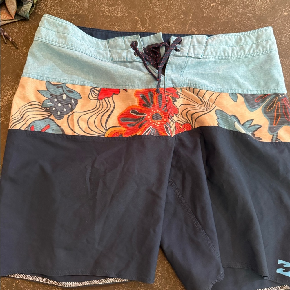 Billabong men’s board shorts size 33 great condition